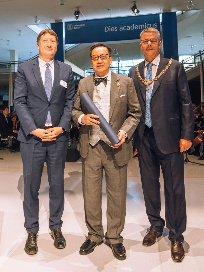 Die Medizinische Fakultät der UZH verleiht die Ehrendoktorwürde an den Gynäkologen Chong Yap Seng, den Dekan der medizinischen Fakultät der Universität Singapur. (Alle Bilder: Andrin Owassapian)